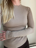 Maggie Bluse, Latte